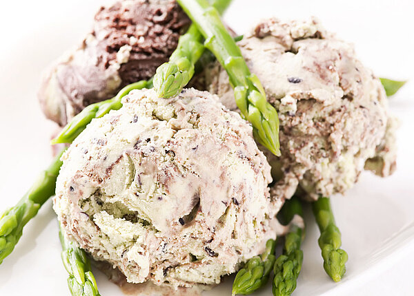 Spargel-Eis Eiskugeln und grüner Spargel