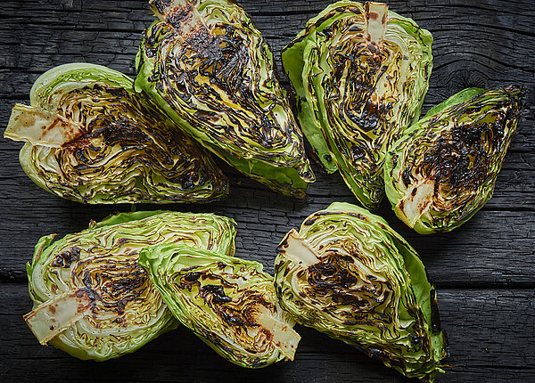 Spitzkohl Gebackener Spitzkohl auf Holztisch