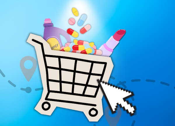 dm Versandhandel: Bei der Online-Apotheke der Drogerie kann man jetzt verschreibungsfreie Medikamente bestellen. In einem Einkaufswagen liegt Waschmittel, ein Lippenstift und lose Kapseln und Tabletten. Ein Mauszeiger klickt den Einkaufswagen an.