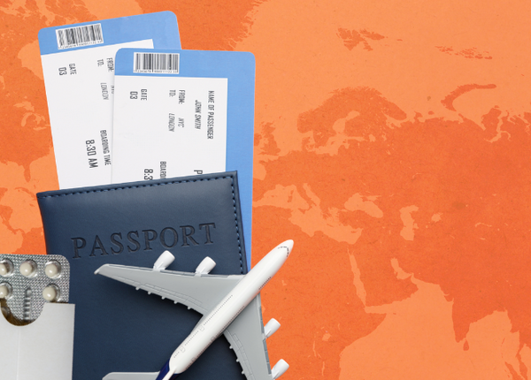 Verhütung im Urlaub Pillen-Blister, Flugtickets, Pass und Miniaturflugzeug auf orangefarbenem Hintergrund mit Weltkarte