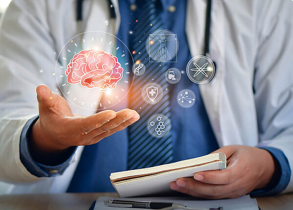 Alzheimer erkennen durch Biomarker im Blut Ein Arzt hält ein Notizbuch in der Hand. Über der offenen Handfläche schwebt ein illustriertes Gehirn, weitere Symbole im medizinischen Kontext sind daneben abgebildet. BU: Alzheimer-Bluttests sind erst zugelassen, wenn schon