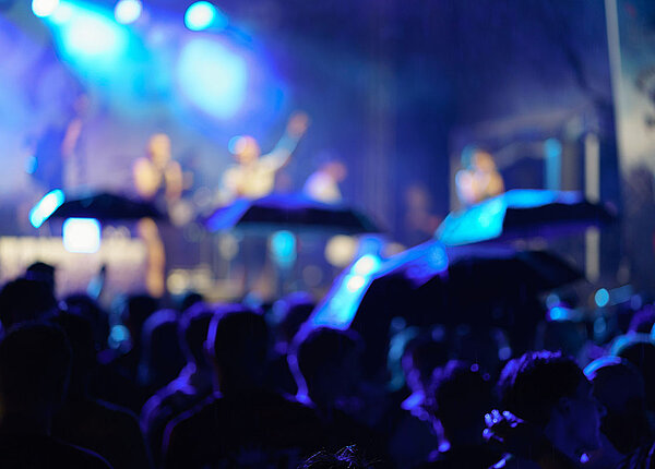 Festival-Rechte Unscharfes Bild von Festivalbühne bei Regen
