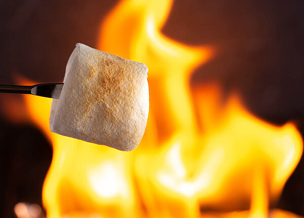 SGLT2-Hemmer und ihre Wirkung auf Rheuma Ein flambiertes Marshmallow, im Hintergrund Kaminfeuer