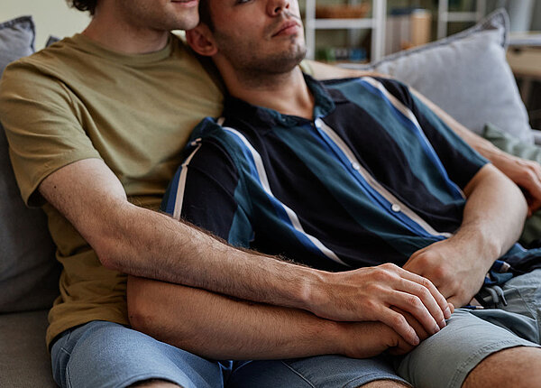 Grenzen setzen in der Beziehung Sich liebendes schwules Paar auf einer Couch