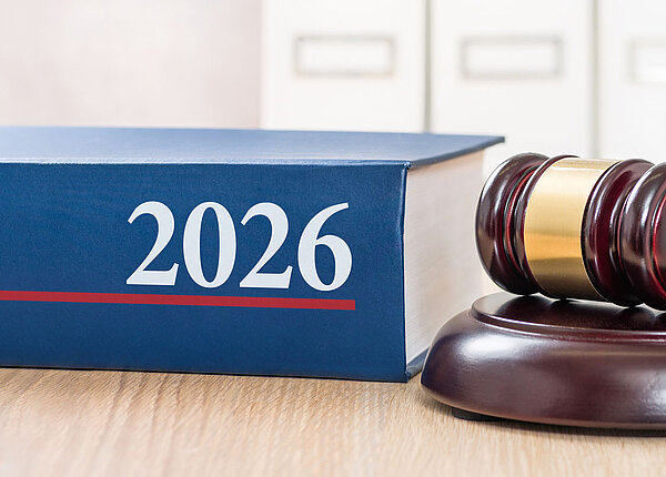 Buch mit 2026 auf dem Rücken, daneben Richterhammer Buch mit 2026 auf dem Rücken, daneben Richterhammer