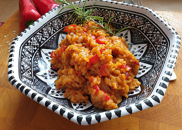 Risotto mit Paprika in einer schwarz-weißen Schale