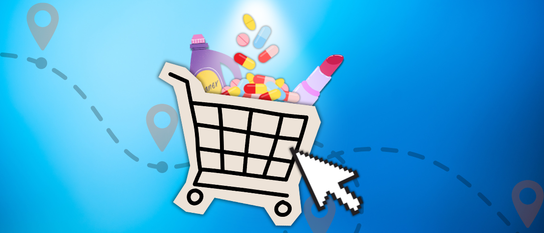 dm Versandhandel: Bei der Online-Apotheke der Drogerie kann man jetzt verschreibungsfreie Medikamente bestellen. In einem Einkaufswagen liegt Waschmittel, ein Lippenstift und lose Kapseln und Tabletten. Ein Mauszeiger klickt den Einkaufswagen an.