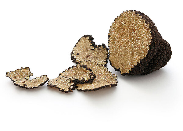 Trendfood Trüffel Nahaufnahme von geschnittenen frischen schwarzen Trüffel