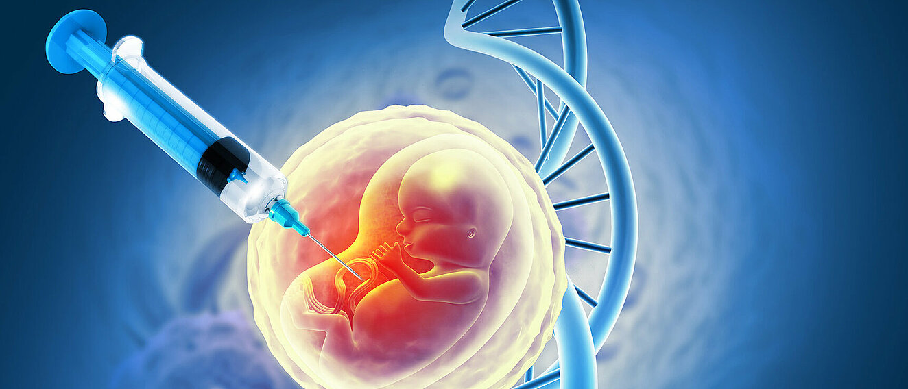 Auf einer Collage ist ein Kind in der Fruchtblase dargestellt. Dahinter verläuft ein übergroßer DNA-Strang, daneben ist eine Spritze zu sehen.