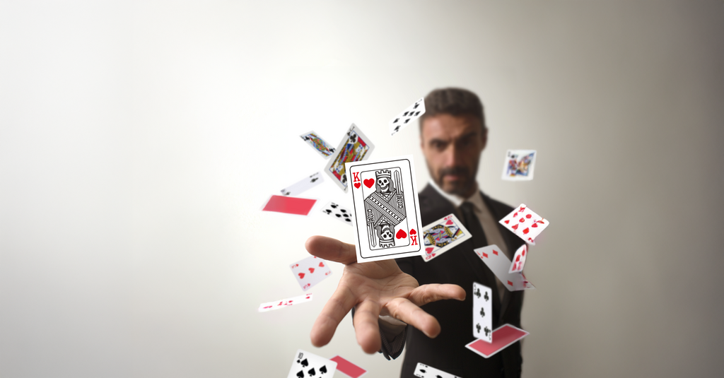 PTA-Fortbildung Metabolisches Syndrom: Tödliches Quartett Ein Mann macht einen Kartentrick, dabei wirbelt er Spielkarten durch die Luft. Dem Betrachter zugewandt ist der Herzkönig. Auf dem Kartenbild hat der Herzkönig kein Gesicht, sondern einen Totenschädel.