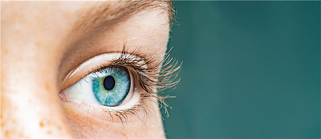 PTA-Fortbildung zu gereizten und trockenen Augen Nahaufnahme eines Auges mit blauer Augenfarbe