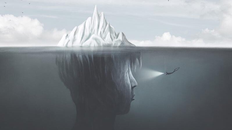 Gemälde eines Eisbergs. Unter der Wasseroberfläche verändert sich die Form zu einem Kopf. Ein Taucher schwimmt darauf zu.