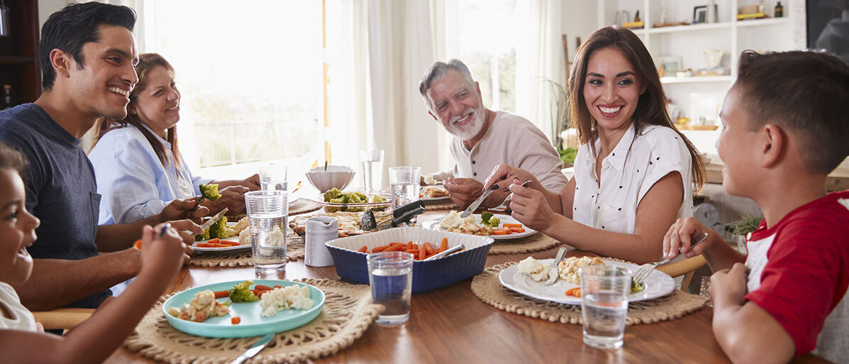 Familie sitze zusammen am Tisch und isst