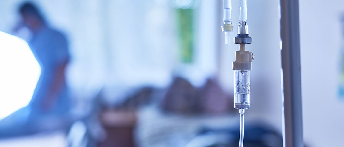 Infusionsbeutel in einem Krankenhauszimmer