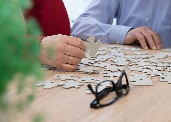 Älteres ehepaar löst ein Puzzle