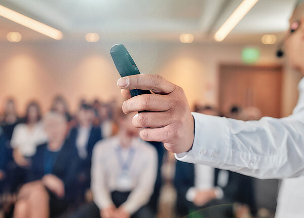 Mann mit Laserpointer in der Hand während einer Präsentation