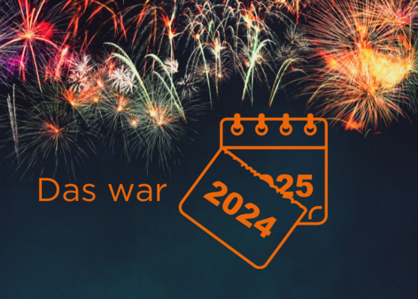 Silvesterfeuerwerk, davor die Schrift „Das war“ und ein Kalender, von dem das 2024 Blatt abfällt und einen Blick auf 2025 freigibt.