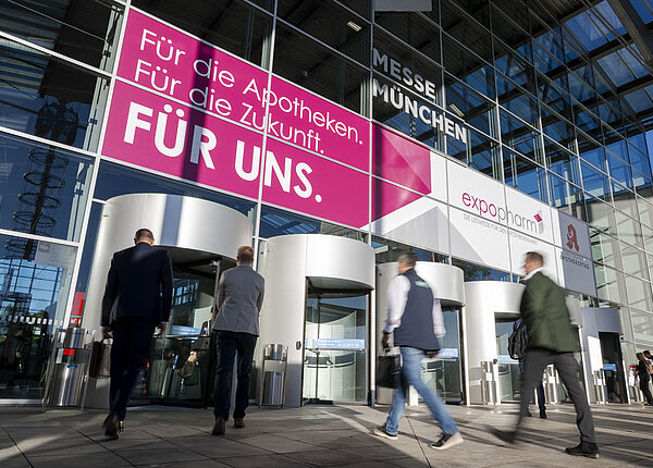 Außenansicht der expopharm Halle in München