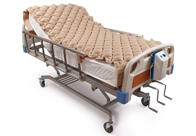 Ein Krankenhausbett mit Dekubitusmatte: Sie hat viele einzelne Luftkammern.