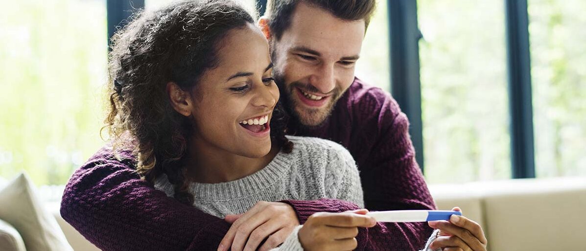 FĂĽr viele eine groĂźe Freude: ein positiver Schwangerschaftstest Paar freut sich ĂĽber positiven Schwangerschaftstest