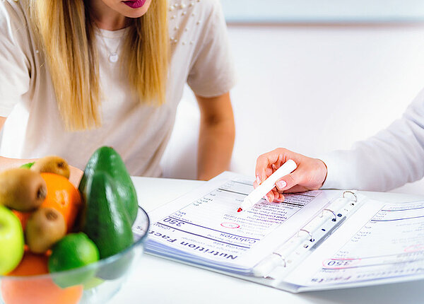 Frau erhält Ernährungsberatung von Ärztin