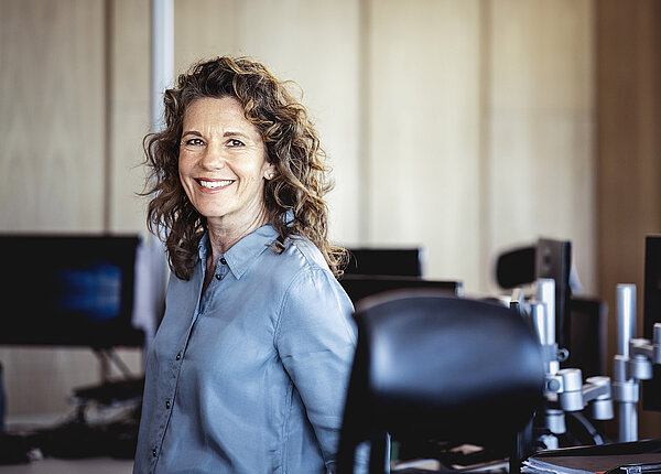 Frau im besten Alter in einem Büro