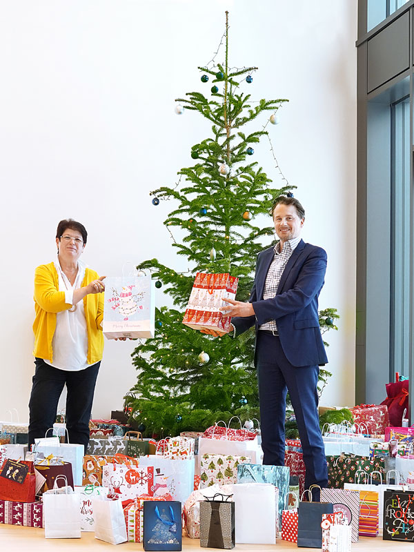 Petra Himmel-Tröger und Richard Engelhard bei der Geschenkeübergabe in Niederdorfelden