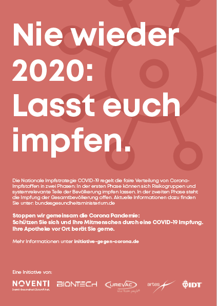 Plakat mit der Aufschrift "Nie wieder 2020: Lasst euch impfen. Die Nationale Impfstrategie COVID-19 regelt die faire Verteilung von Corona- Impfsto en in zwei Phasen: In der ersten Phase können sich Risikogruppen und systemrelevante Teile der Bevölkerung