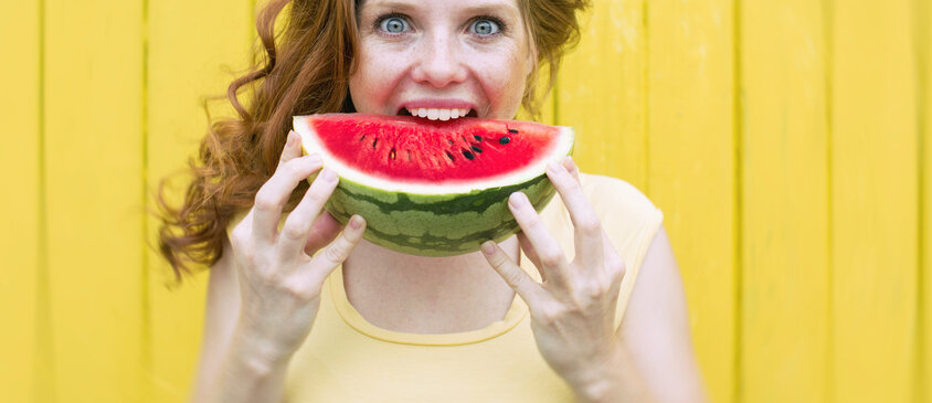 Frau isst Melonenachtel