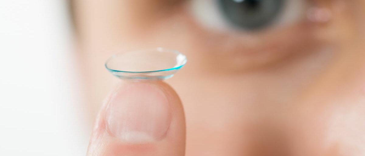 Kontaktlinse liegt auf Finger auf, bereit zum Einsetzen