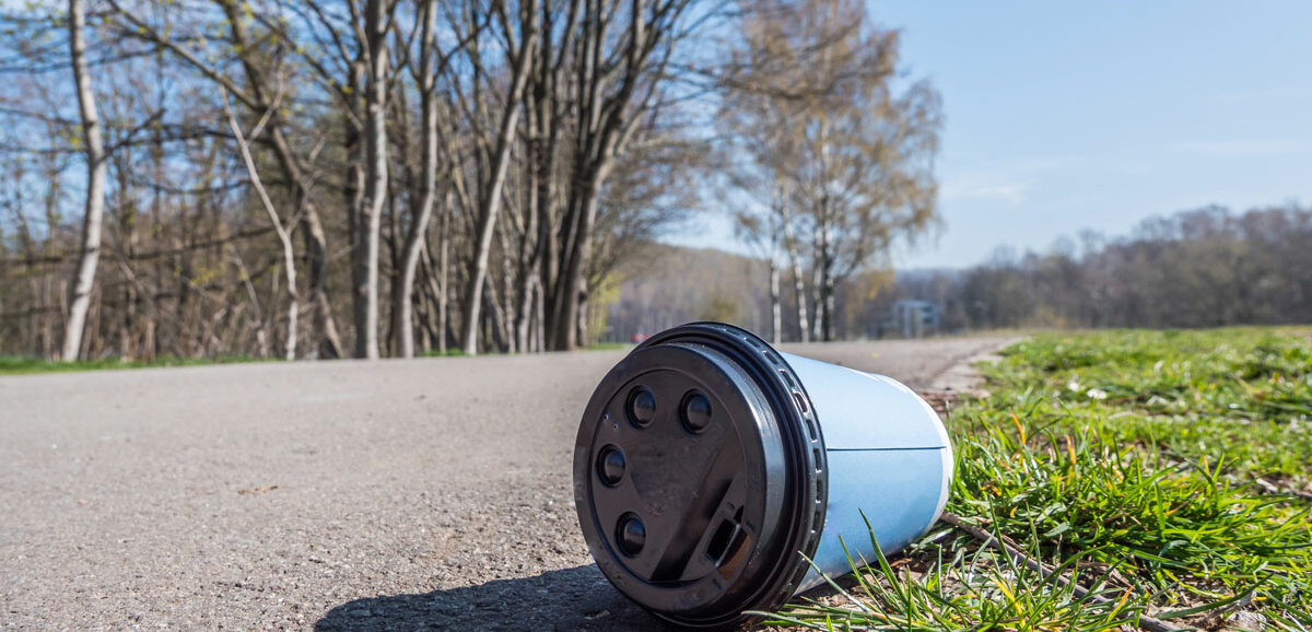 Weggeworfener Kaffee to-go-Becher auf einer Straße