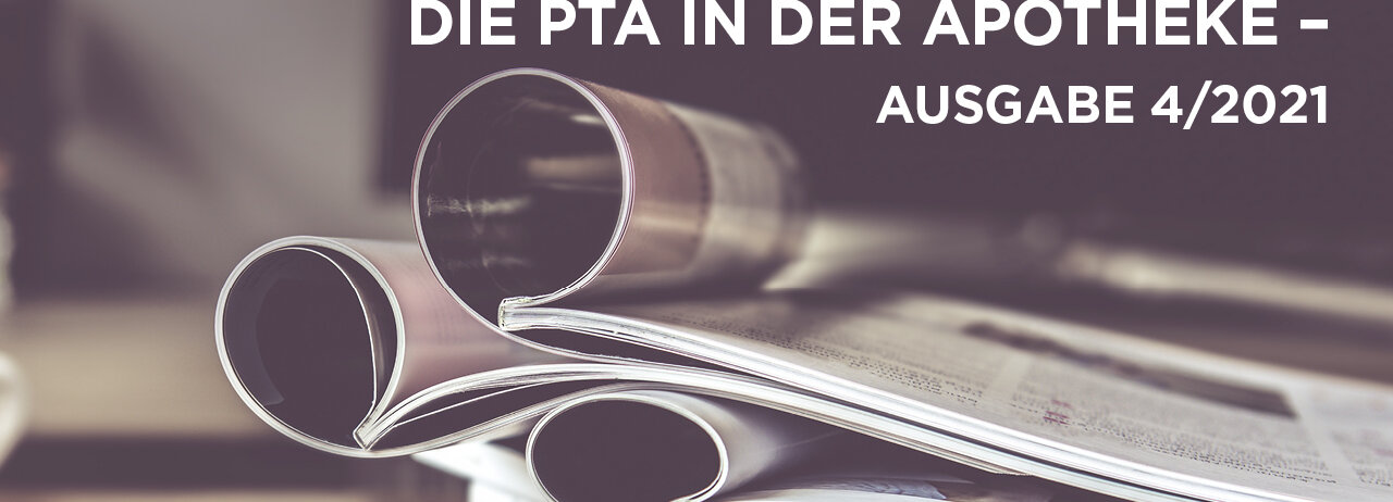 Mehrere aufgeschlagene Zeitschriften und der Schriftzug "DIE PTA IN DER APOTHEKE - AUSGABE 4/2021"