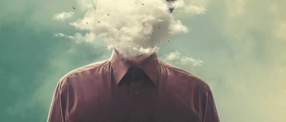 Der Umriss eines Mannes mit Hut. Anstelle seines Kopfes befindet sich eine Wolke.