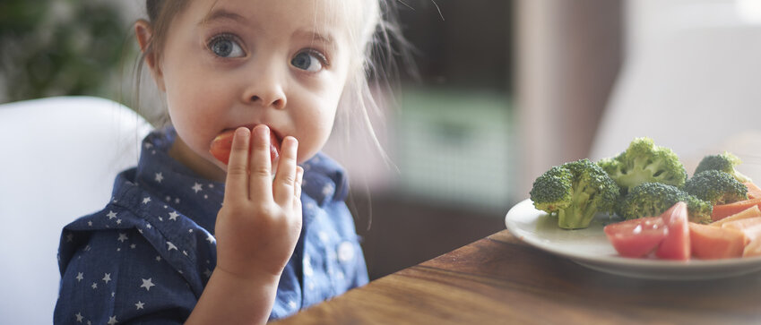 Kind soll Brokkoli essen