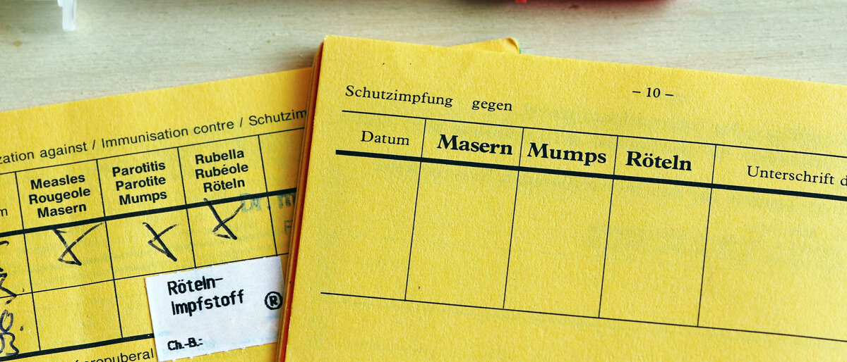 Impfpass mit Kreuz bei Masern-Impfstoff