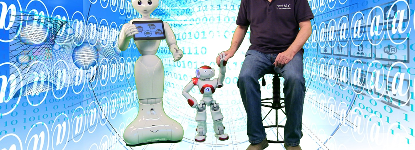 Mann mit zwei menschenähnlichen Robotern