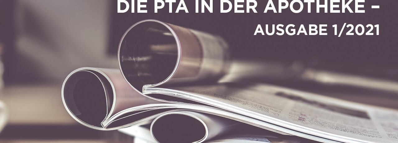 Einige aufgeschlagene Zeitschriften und der Schriftzug "DIE PTA IN DER APOTHEKE - AUSGABE 12/2020"