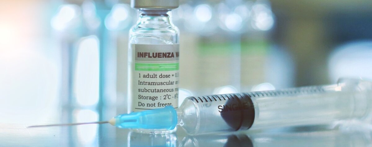 Eine Impfdosis trägt die Aufschrift Influenza.