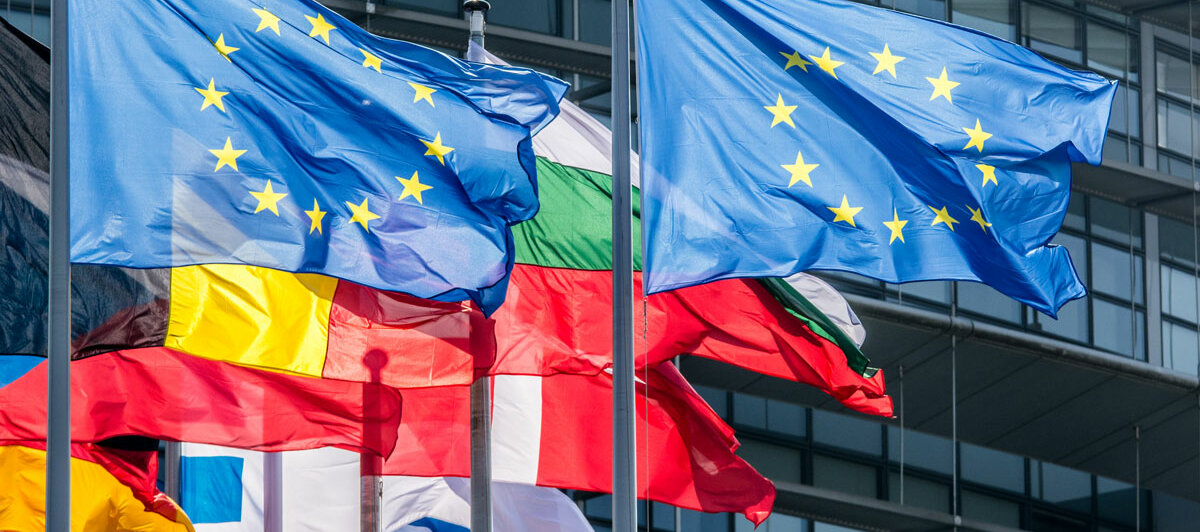 Länder- und EU-Flagge wehen vor EU-Parlament