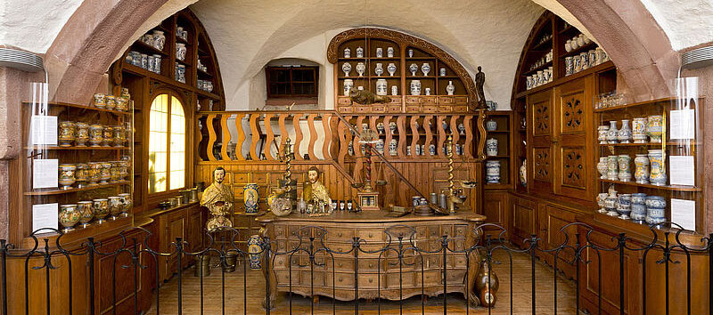 Die historische Offizin der Hof-Apotheke Bamberg wird im Deutschen Apotheken-Museum ausgestellt.