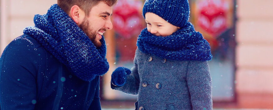 Vater redet mit seinem Sohn