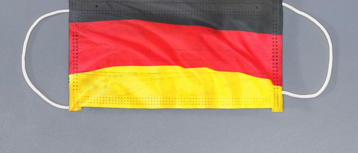 Eine Maske mit Deutschland-Flagge.