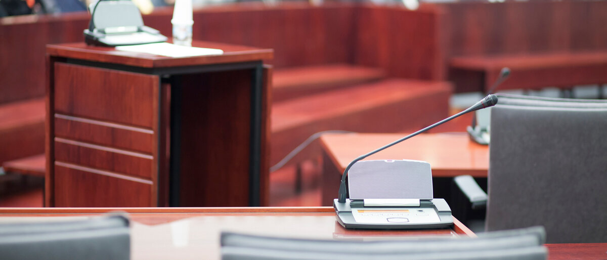 Blick in den Bundestag, im Hintergrund verschwommen Abgeordnete erkennbar