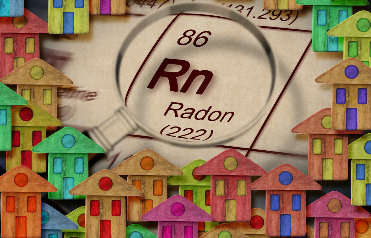 bunte Häuser rund um eine Lupe, die über das Element Radon im Periodensystem gehalten wird